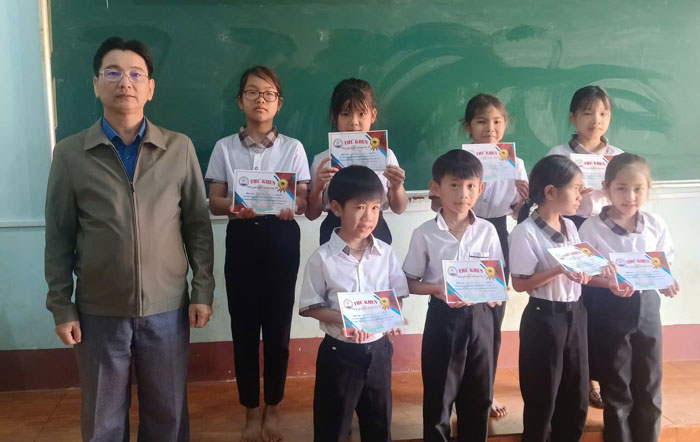 Học sinh nhận thư khen